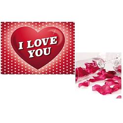 Foto van Valentijnsdag cadeau donkerrode rozenblaadjes en valentijnskaart - rozenblaadjes / strooihartjes