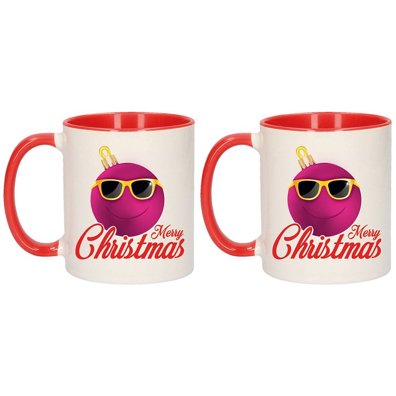 Foto van Set van 2x stuks merry christmas kerstcadeau kerstmokken rood kerstbal roze met zonnebril 300 ml - bekers