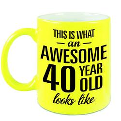 Foto van Awesome 40 year cadeau mok / beker neon geel 330 ml - feest mokken