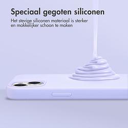 Foto van Accezz liquid silicone backcover met magsafe iphone 15 pro telefoonhoesje paars