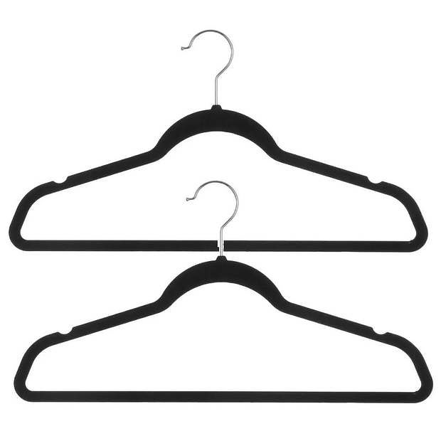 Foto van Set van 16x stuks velvet kledinghangers zwart 45 x 23 cm - kledinghangers