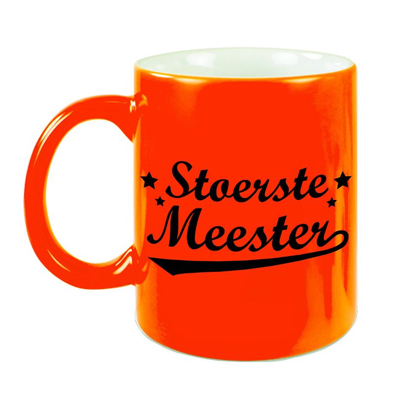 Foto van Stoerste meester cadeau mok / beker neon oranje 330 ml - feest mokken