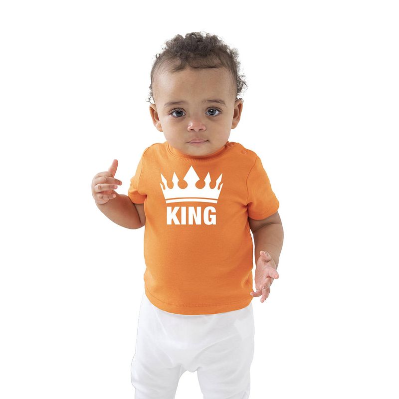 Foto van The king met kroon koningsdag t-shirt oranje baby/peuter voor jongens 54/60 (0-3 maanden) - feestshirts