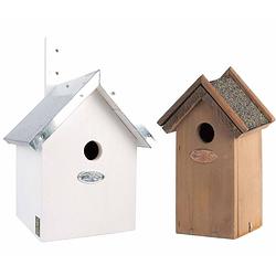 Foto van Voordeelset van 2x stuks houten vogelhuisjes/nestkastjes wit en houtkleur - vogelhuisjes