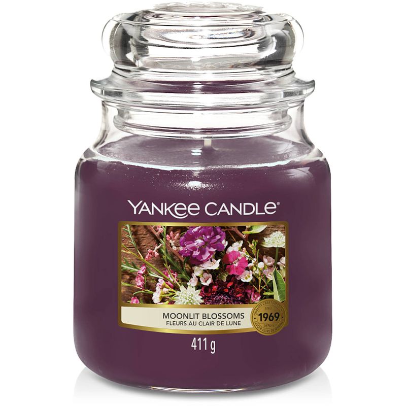 Foto van Yankee candle geurkaars medium moonlit blossoms - 13 cm / ø 11 cm