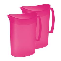 Foto van Juypal schenkkan/waterkan - 2x - fuchsia roze - 2 liter - kunststof - l20 x h23 cm - met deksel - schenkkannen