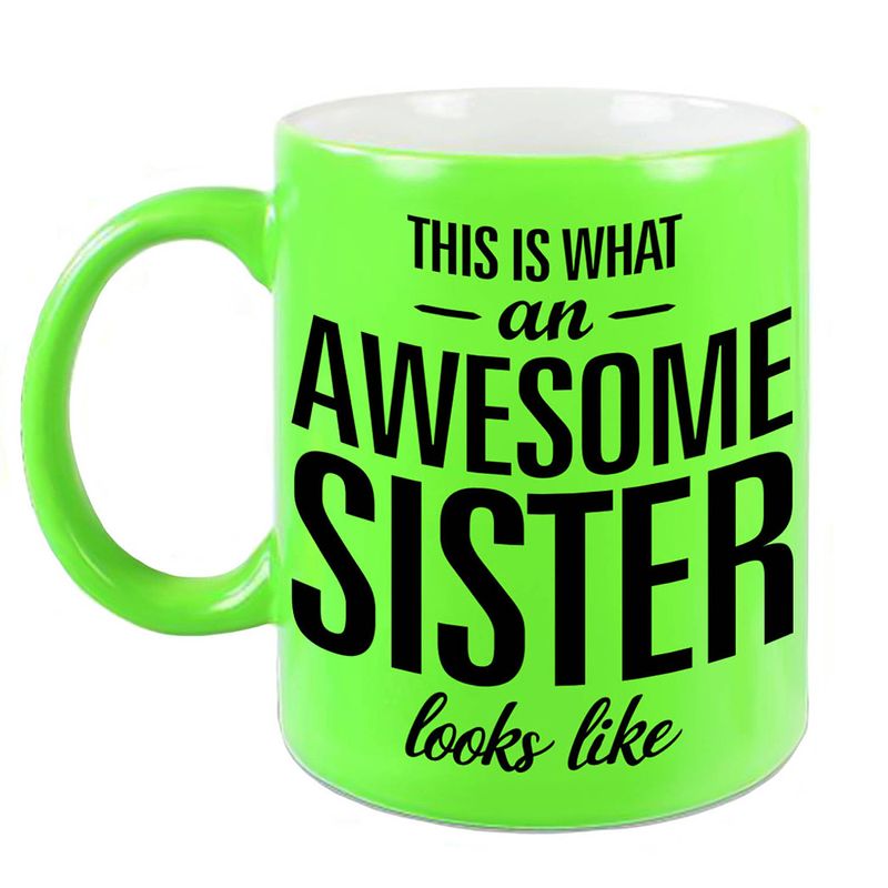 Foto van Awesome sister cadeau mok / beker neon groen voor zus 330 ml - feest mokken