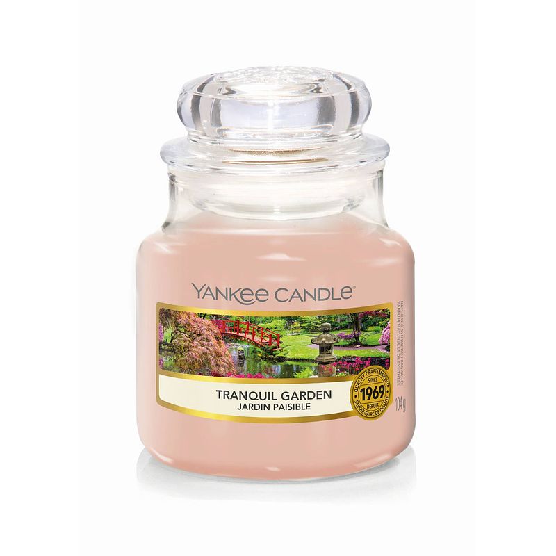 Foto van Yankee candle geurkaars small tranquil garden - 9 cm / ø 6 cm