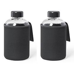 Foto van 2x stuks glazen waterfles/drinkfles met zwarte softshell bescherm hoes 600 ml - drinkflessen
