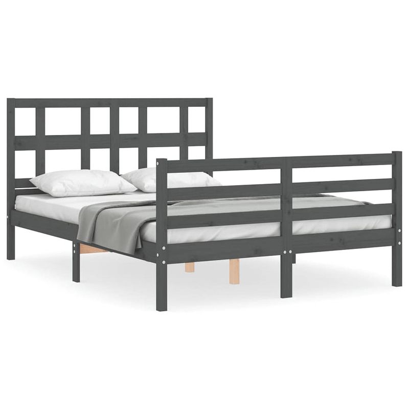 Foto van The living store massief grenenhouten bedframe - grijs - 205.5 x 125.5 x 100 cm - multiplex lattenbodem