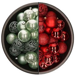 Foto van 74x stuks kunststof kerstballen mix van rood en mintgroen 6 cm - kerstbal