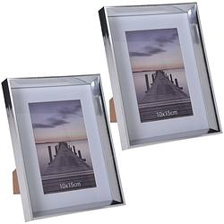 Foto van 2x stuks kunststof fotolijst zilver geschikt voor een foto van 10 x 15 cm - fotolijsten