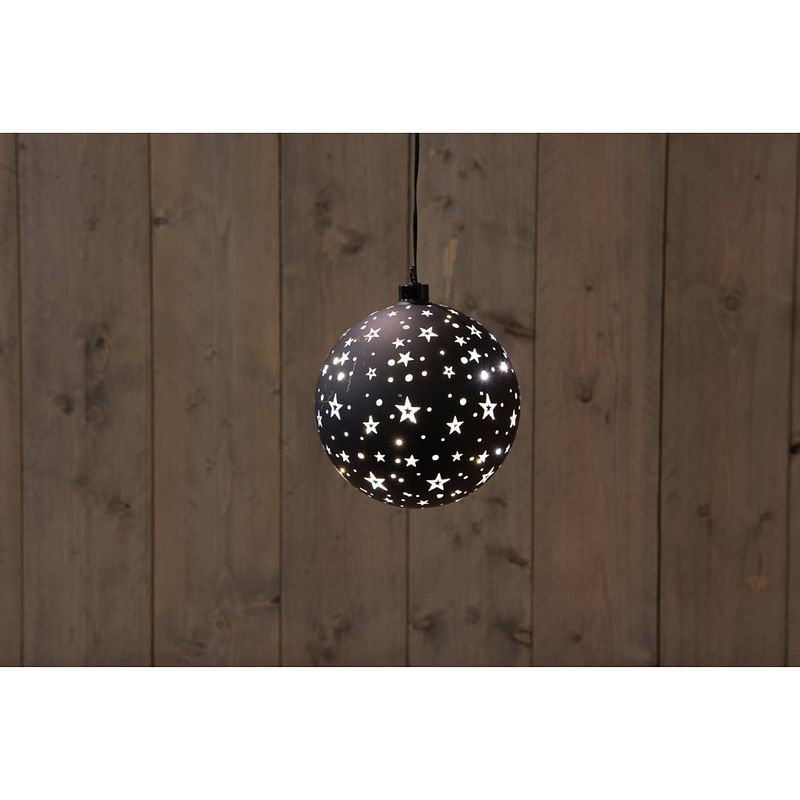 Foto van Anna'ss collection - glas bal zwart met sterren 15cm / led warm wit 2xaaa