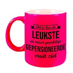 Foto van Hoe de leukste gepensioneerde eruitziet mok / beker neon roze bedankt cadeau collega 330 ml - feest mokken