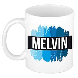 Foto van Naam cadeau mok / beker melvin met blauwe verfstrepen 300 ml - naam mokken