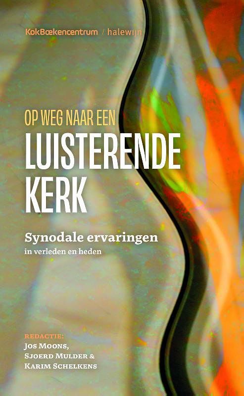 Foto van Op weg naar een luisterende kerk - jos moons, karim schelkens, sjoerd mulder - paperback (9789043538978)