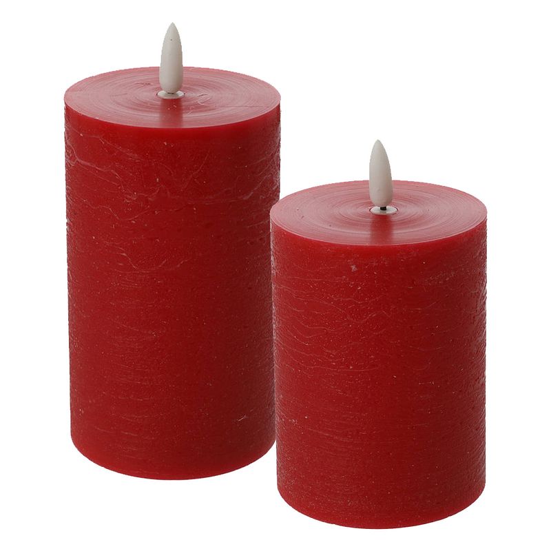 Foto van Led kaarsen/stompkaarsen - set 2x - rood - h10 en h12,5 cm - flikkerend licht - timer - led kaarsen