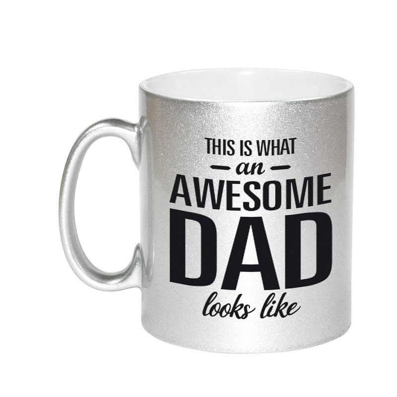 Foto van Awesome dad cadeau mok / beker zilver voor vaderdag 330 ml - feest mokken