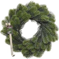 Foto van Kerstkrans 50 cm - groen - met messing zilveren hanger/ophanghaak - kerstversiering - kerstkransen