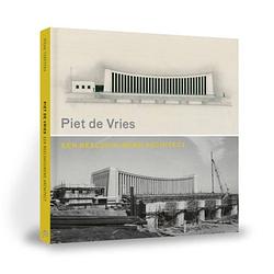 Foto van Piet de vries, een beeldhouwend architec