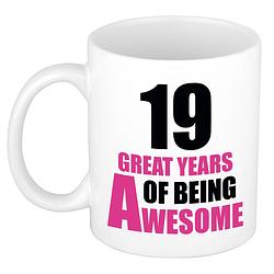 Foto van 19 great years of being awesome cadeau mok / beker wit en roze - feest mokken