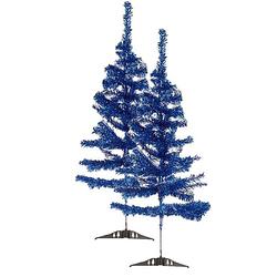 Foto van 2x stuks kleine ijsblauwe kerstbomen van 90 cm - kunstkerstboom