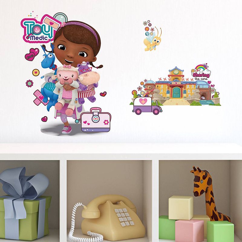 Foto van Walplus kids decoratie sticker - disney doc mcstuffin en ziekenhuis