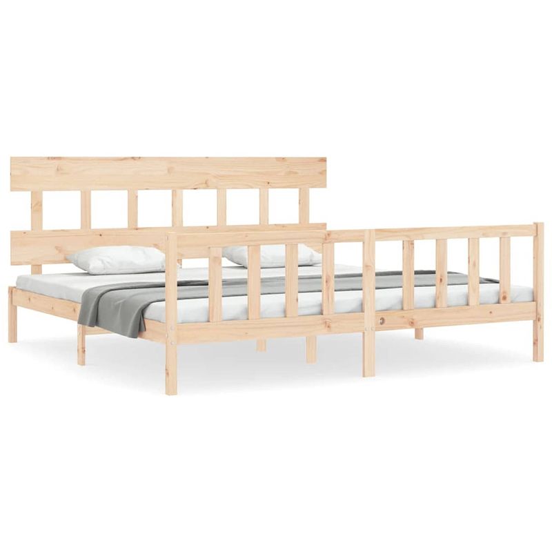 Foto van The living store bedframe massief grenenhout - bedframes - 205.5 x 205.5 x 81 cm - multiplex lattenbodem - functioneel