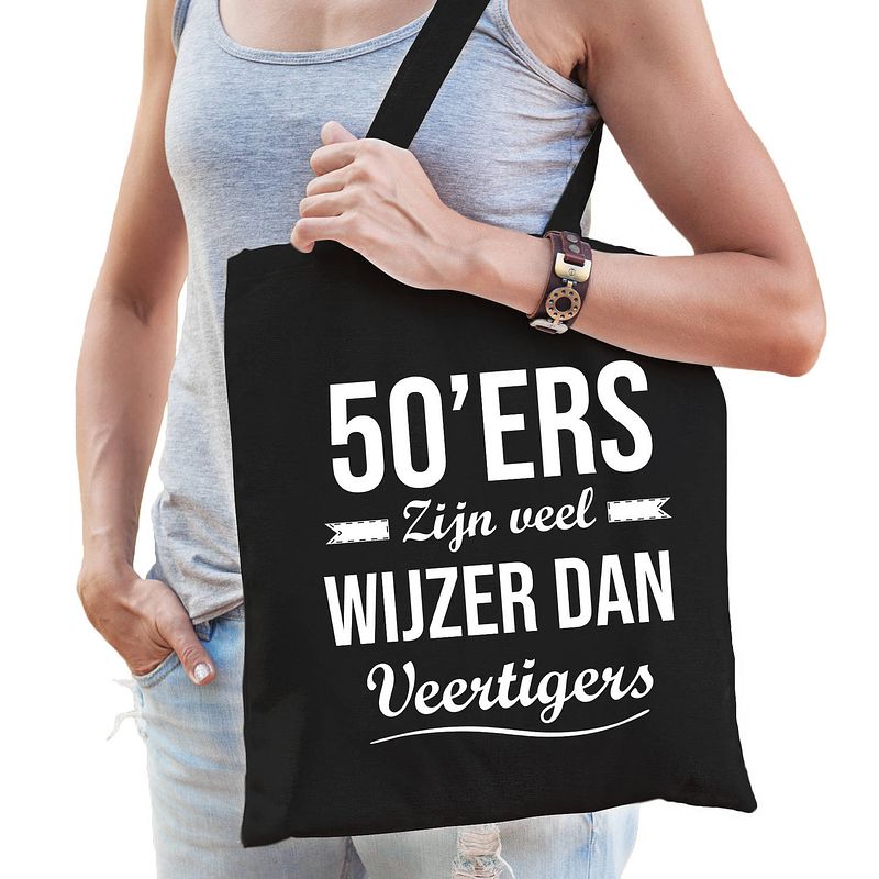 Foto van 50ers zijn veel wijzer dan veertigers cadeau tas zwart voor dames - feest boodschappentassen