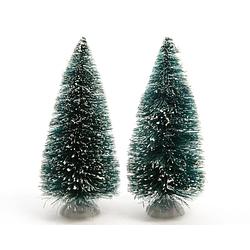 Foto van 2x stuks kerstdorp onderdelen miniatuur kerstbomen groen 15 cm - kerstdorpen