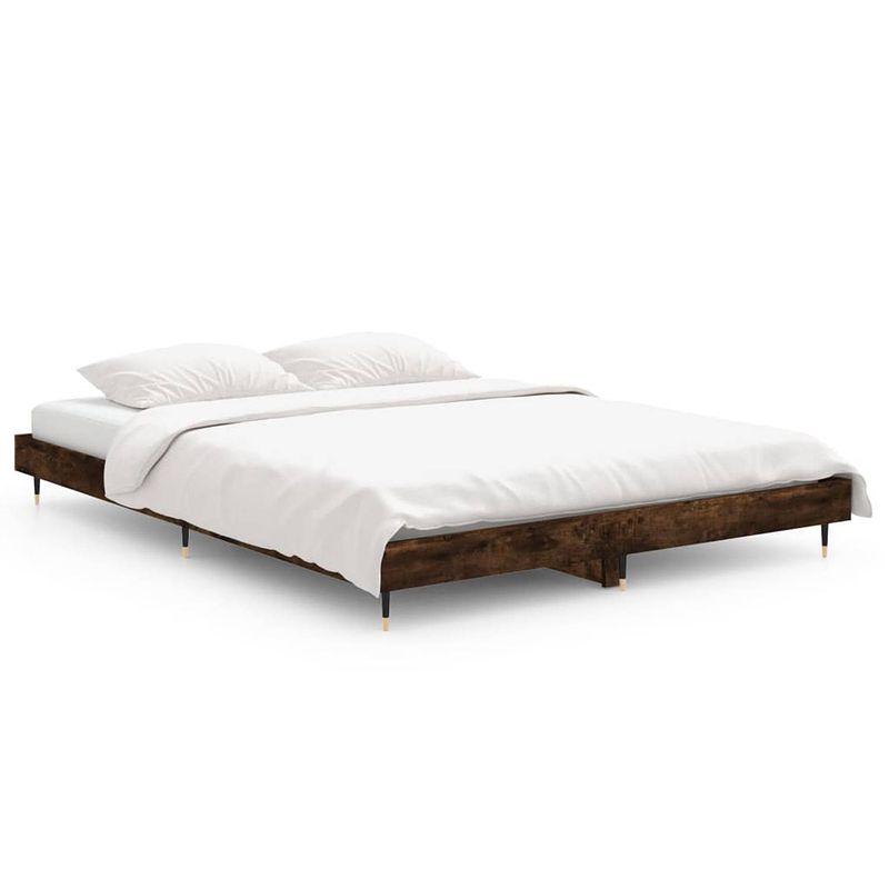 Foto van The living store bedframe - smoked oak - 193 x 138 x 20 cm - duurzaam hout - metalen poten - multiplex lattenbodem -