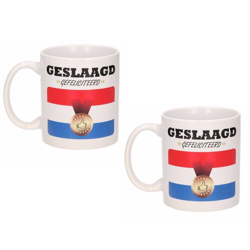 Foto van 2x stuks drink/koffie mokken gefeliciteerd geslaagd 300 ml - feest mokken