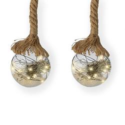 Foto van 2x stuks verlichte glazen kerstballen aan touw met 30 lampjes zilver/warm wit 14 cm - kerstverlichting figuur