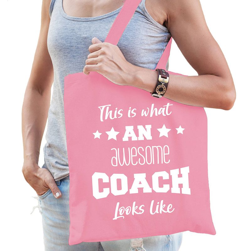 Foto van Bellatio decorations cadeau tas voor coach - katoen - 42 x 38 cm - licht roze - geweldige coach - feest boodschappentass