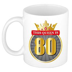 Foto van This queen is 80 verjaardag cadeau mok / beker 80 jaar wit - feest mokken