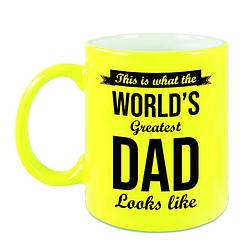 Foto van Worlds greatest dad cadeau koffiemok / theebeker neon geel 330 ml - feest mokken