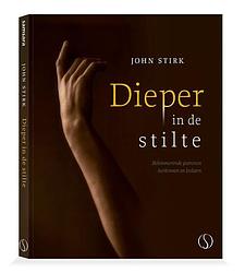 Foto van Dieper in de stilte - john stirk - paperback (9789493228979)