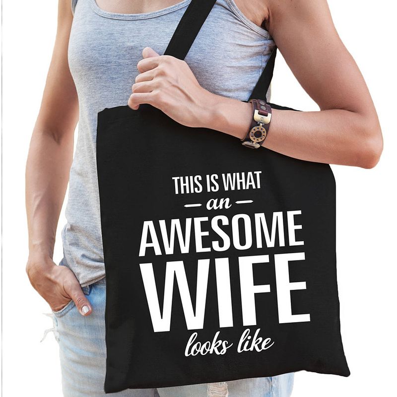 Foto van Awesome wife / vrouw cadeau tas zwart voor dames - feest boodschappentassen