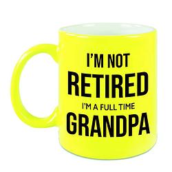 Foto van Im not retired im a full time grandpa pensioen mok / beker neon geel afscheidscadeau 330 ml - feest mokken