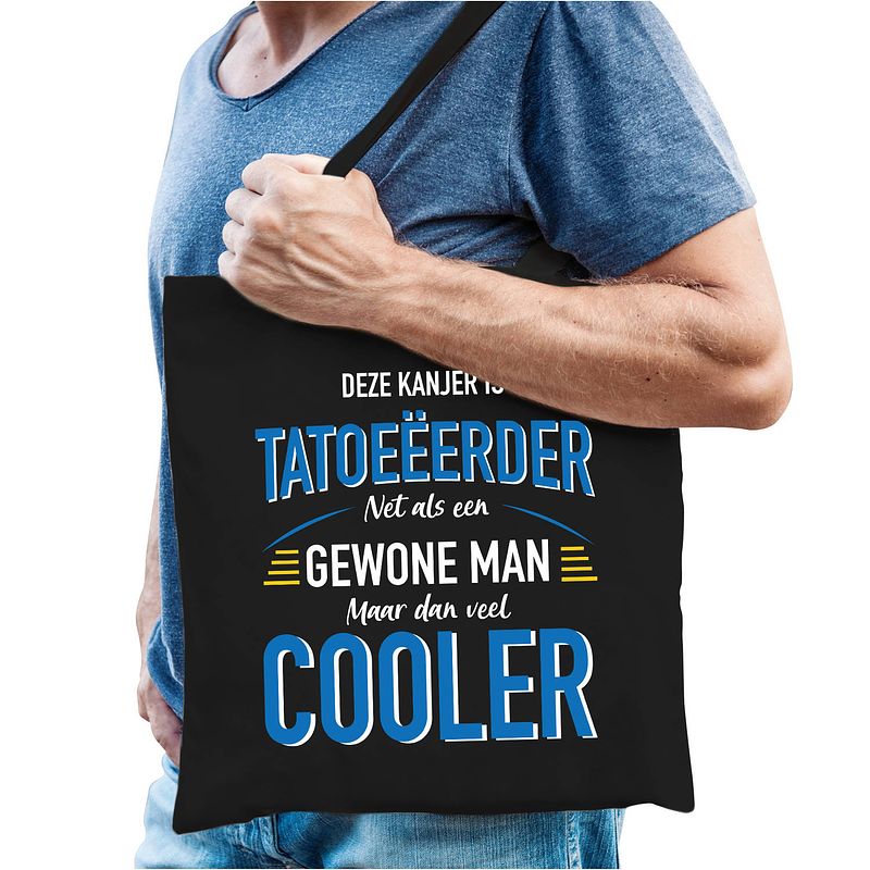 Foto van Tattoeerder katoenen tas zwart voor heren - gewone man maar dan cooler - feest boodschappentassen