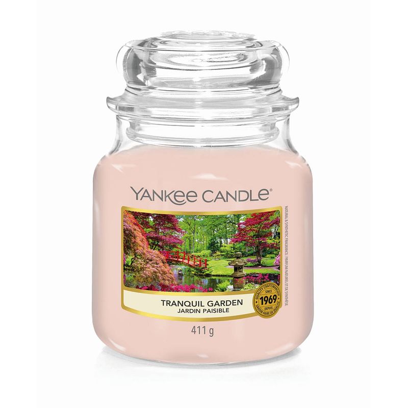Foto van Yankee candle geurkaars medium tranquil garden - 13 cm / ø 11 cm