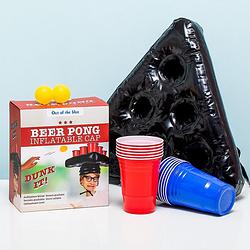 Foto van Beer pong spel met opblaasbare hoed