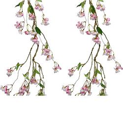 Foto van 2x stuks kunstbloem/bloesem takken slingers - lichtroze - 130 cm - kunstplanten