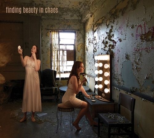 Foto van Finding beauty in chaos - lp (0860000197007)