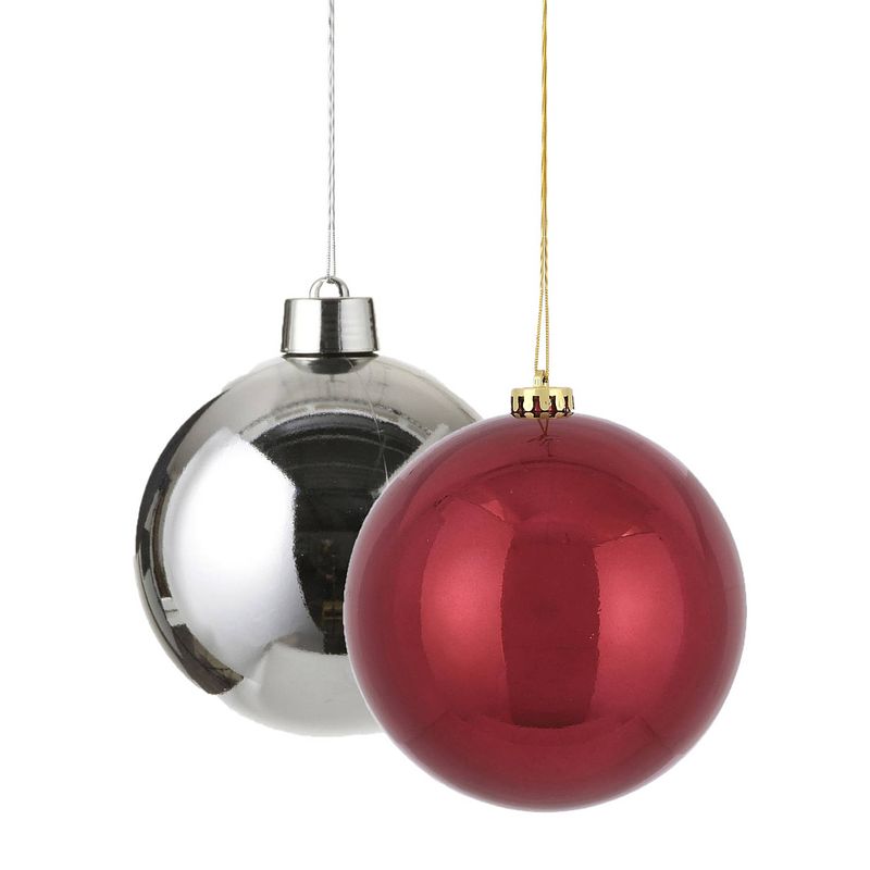 Foto van Kerstversieringen set van 2x grote kunststof kerstballen zilver en rood 15 cm glans - kerstbal