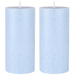 Foto van 2x stuks lichtblauwe cilinder kaarsen /stompkaarsen 15 x 7 cm 50 branduren sfeerkaarsen lichtblauw - stompkaarsen