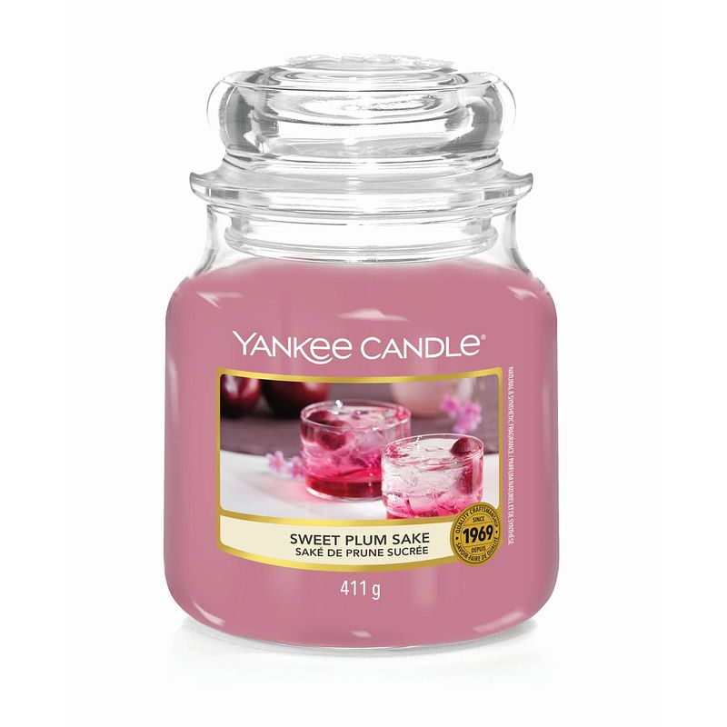 Foto van Yankee candle geurkaars medium sweet plum sake - 13 cm / ø 11 cm
