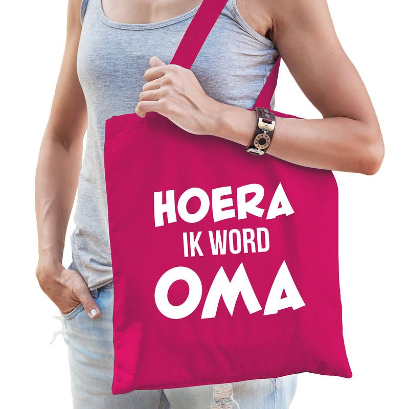 Foto van Hoera ik word oma cadeau katoenen tas fuchsia roze voor dames - cadeau aanstaande oma - feest boodschappentassen