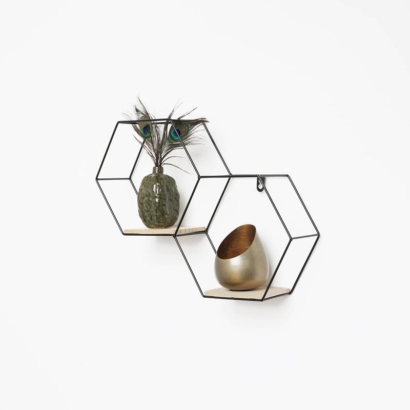 Foto van Dubbel zeshoekig metalen wandrek met 2 houten plankjes - 30,5x41 cm - zwart