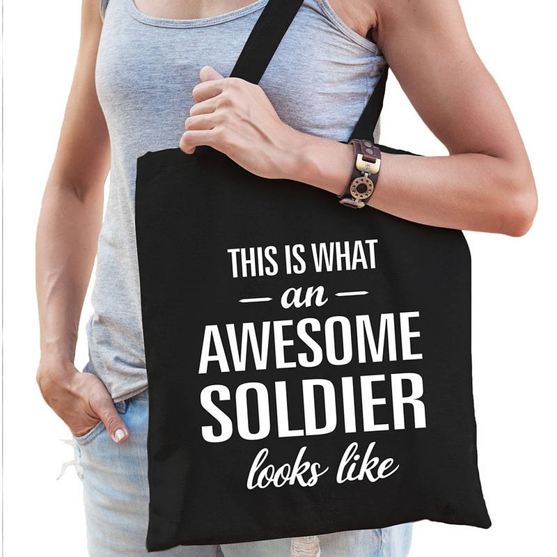 Foto van Awesome soldier / soldate cadeau tas zwart voor dames - feest boodschappentassen